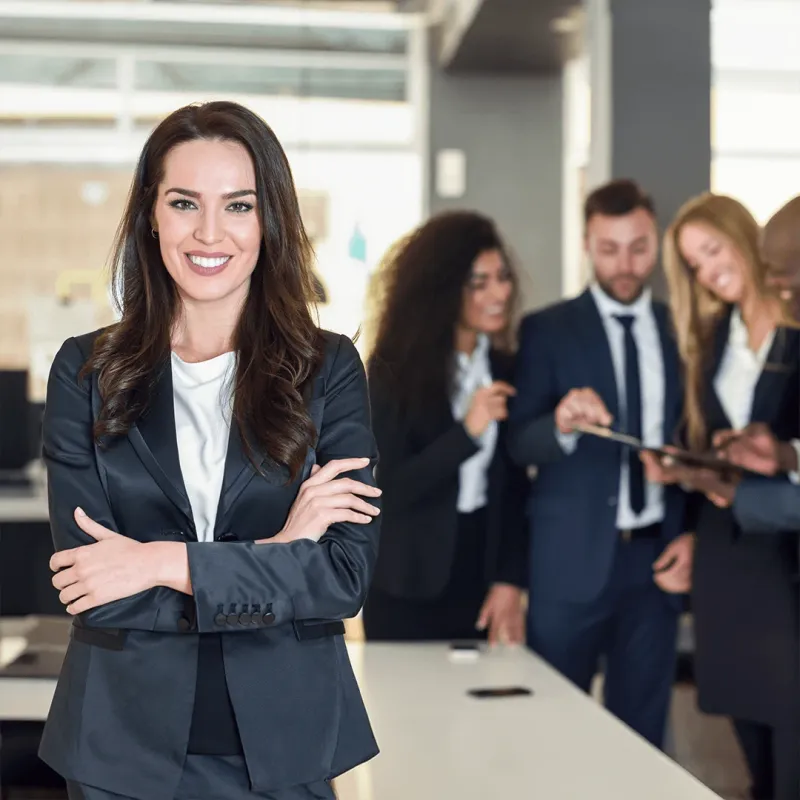 Profissional em fórmula de liderança no dia a dia do ofício — liderar equipe com método, não só com cargo