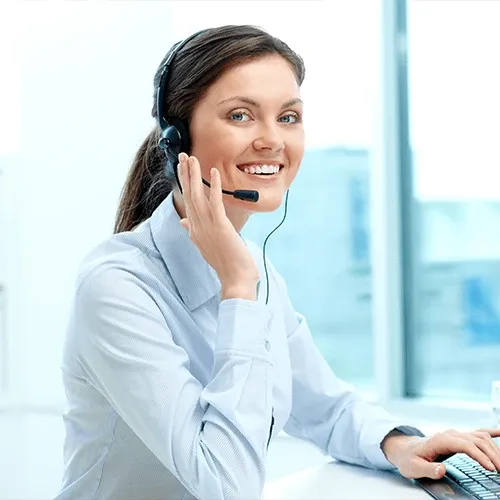Agente de teleatendimento com headset em call center limpo e escuro