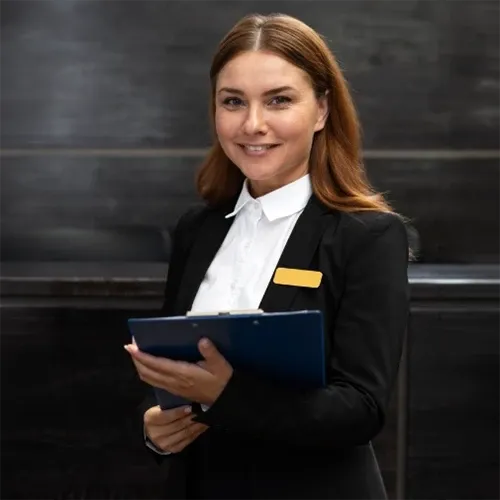 Profissional em recepcionista de hotel, restaurantes e eventos no dia a dia do ofício — recepção em hotel, restaurante e eventos