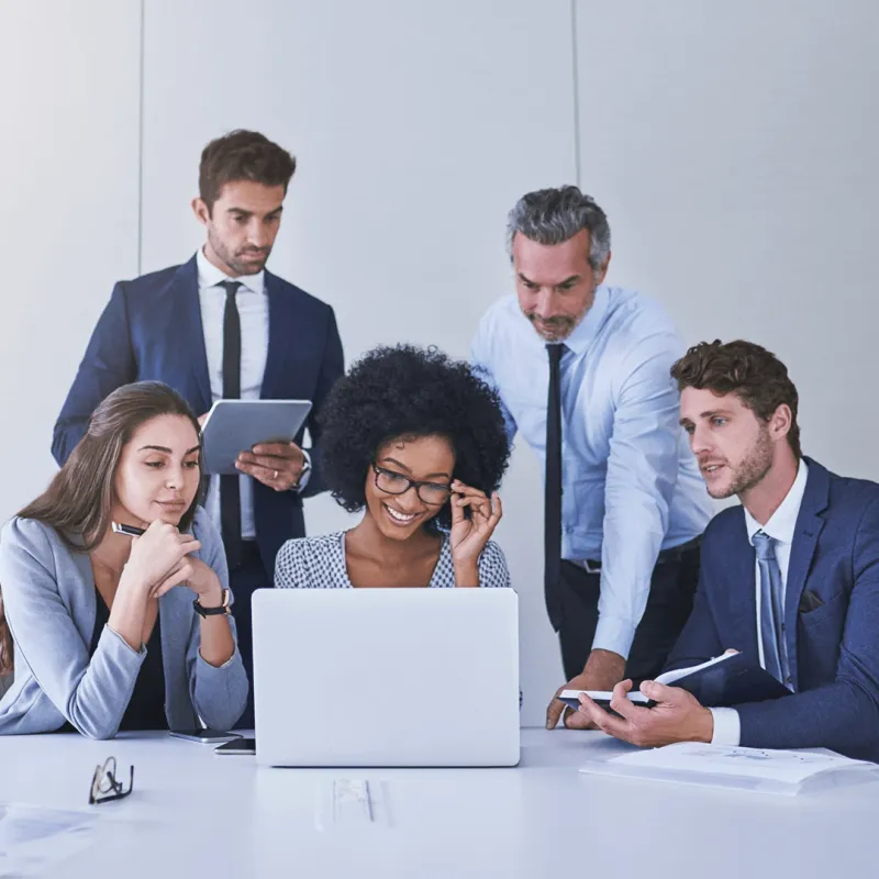 Profissional em secretariado administrativo avançado no dia a dia do ofício — rotina avançada de secretariado, organização e comunicação