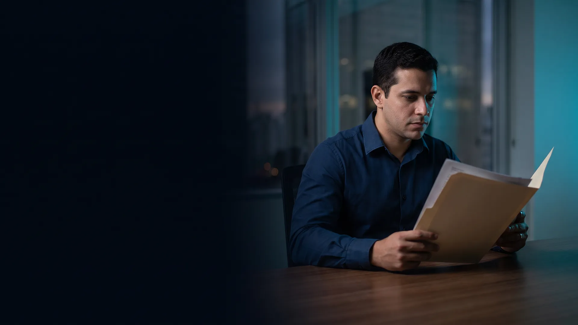 Profissional em auxiliar em direito empresarial no dia a dia do ofício — noções de direito empresarial para o dia a dia da firma
