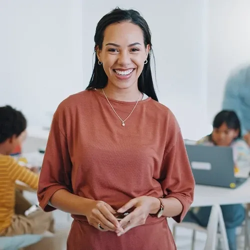 Profissional em cuidador escolar inclusivo (acompanhante terapêutico) no dia a dia do ofício — acompanhamento escolar inclusivo com ética