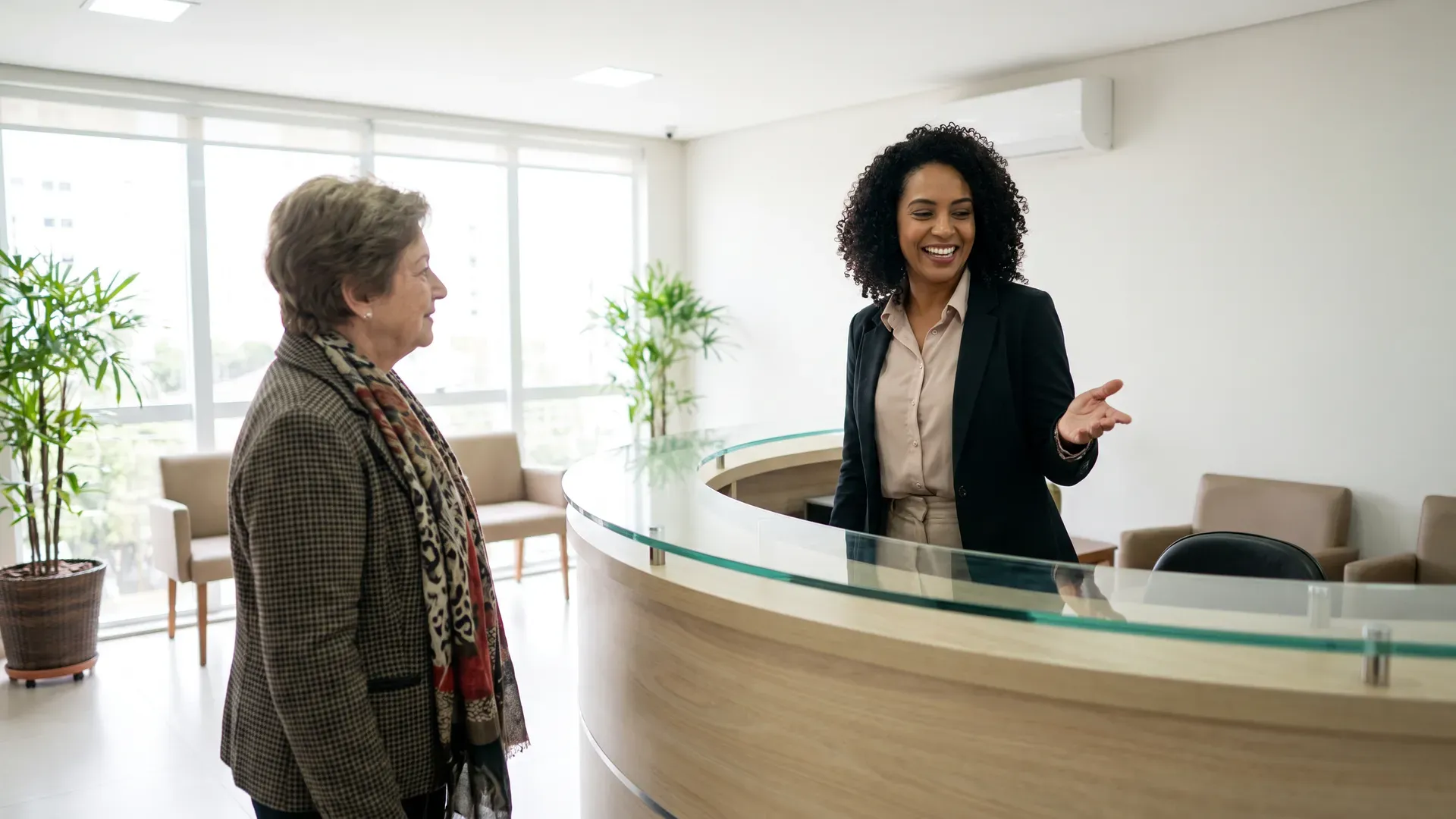 Atendente de clínica de saúde recepcionando paciente